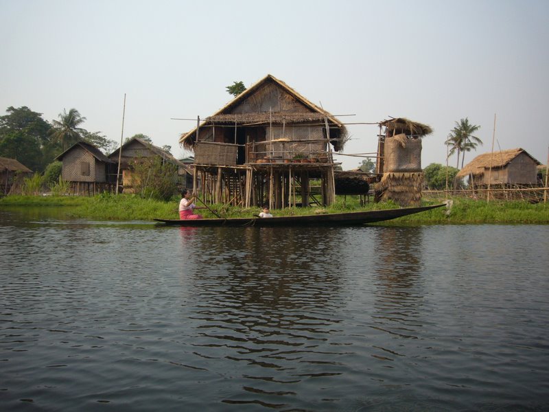 Travel - Myanmar - Inle Lake - Second Boat Trip - The Drivers Village - Paddling through the Village